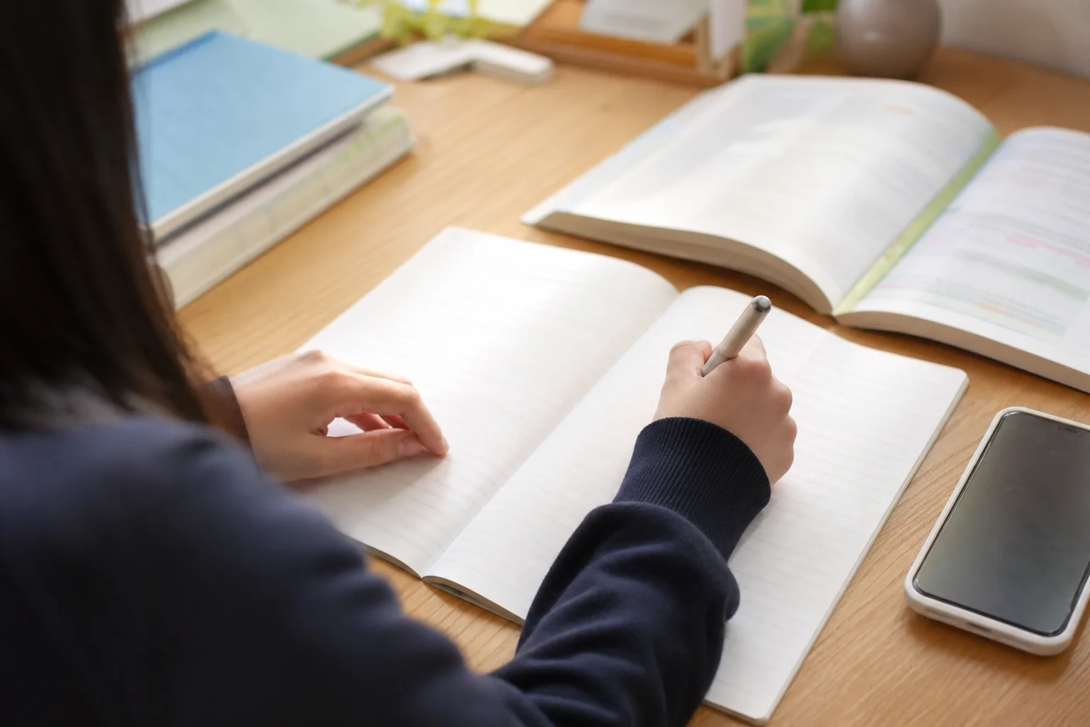 北浦和校の説明会に向けて、志望校の候補と気になる質問をノートに書き出している中学生の手元